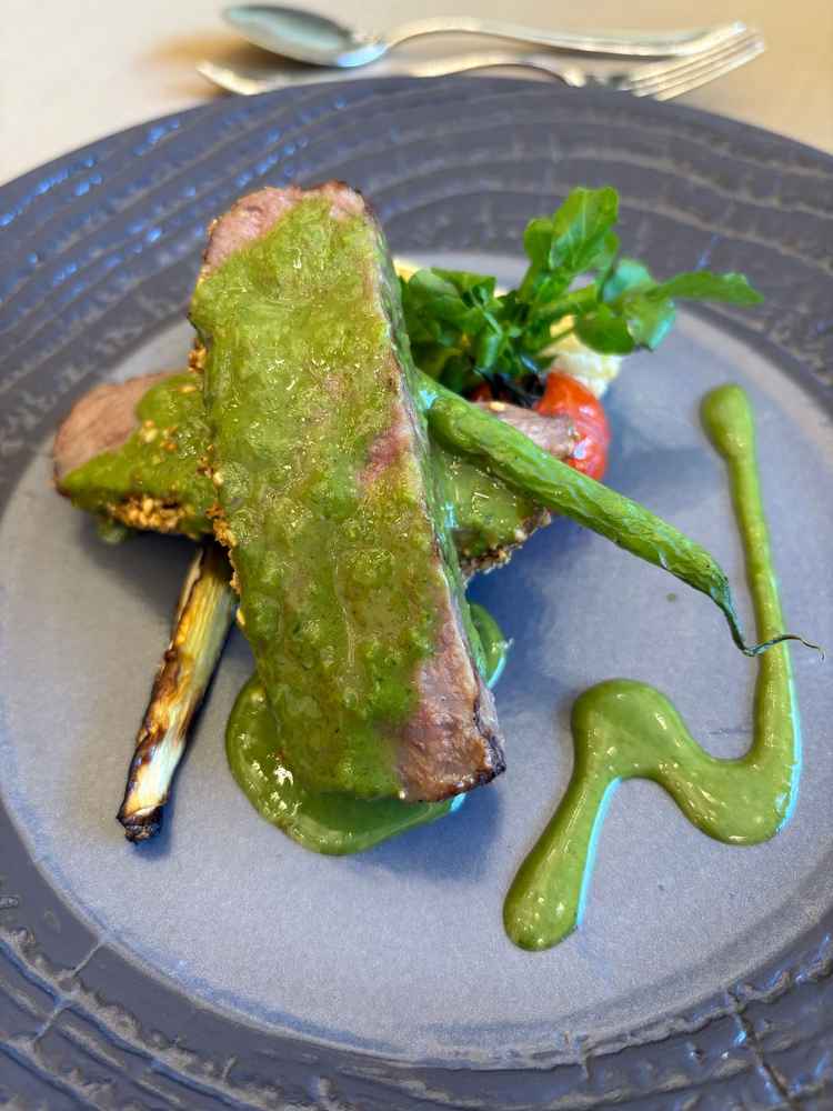 和洋折衷のコースの肉のメインはお肉がとても柔らかく美味しかった。