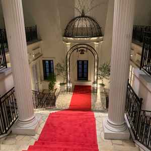 大階段上からの景色。赤い絨毯がひいてあり足元もふかふか。奥に鐘がある。