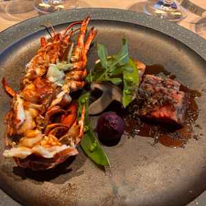 試食メインのオマール海老、飛騨牛。料理の説明や食器のこだわりなど説明してくれた。