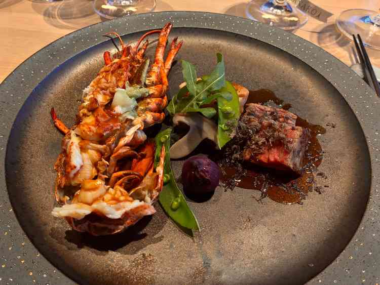 試食メインのオマール海老、飛騨牛。料理の説明や食器のこだわりなど説明してくれた。