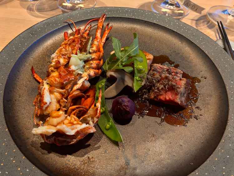 試食メインのオマール海老、飛騨牛。料理の説明や食器のこだわりなど説明してくれた。