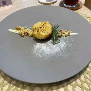 デザートなのにグラタンというのが面白かったです。皮まで美味しくて大満足でした。