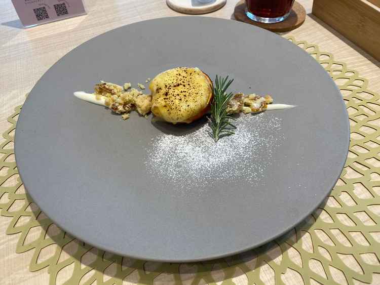 デザートなのにグラタンというのが面白かったです。皮まで美味しくて大満足でした。