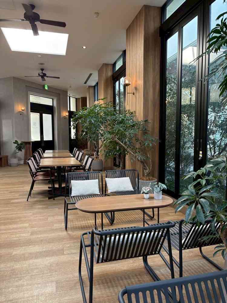 チャペルと雰囲気の相性が良いラウンジで出てすぐの場所にチャペルがあるのでフォトスポットとしても良い。