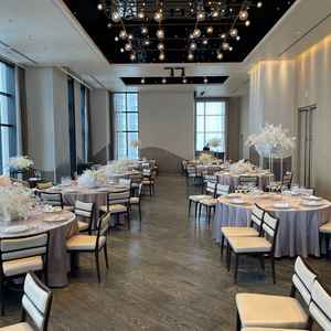 黒を基調としたシックな雰囲気の披露宴会場。