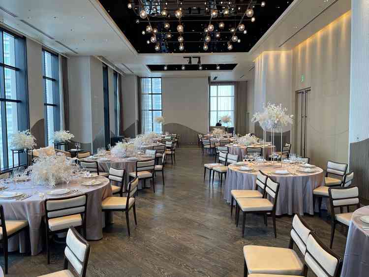 黒を基調としたシックな雰囲気の披露宴会場。