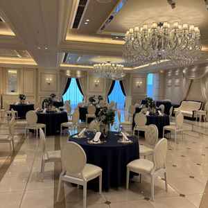 披露宴会場の後方にソファがあり足の悪いゲストも使いやすそう