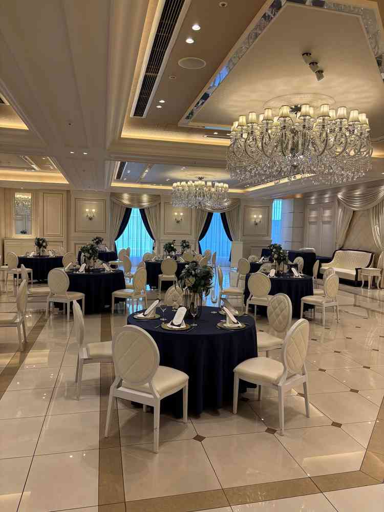 披露宴会場の後方にソファがあり足の悪いゲストも使いやすそう