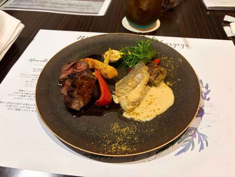 おいしいお肉とお魚がワンプレートに乗っていて、非常に美味しくいただきました。