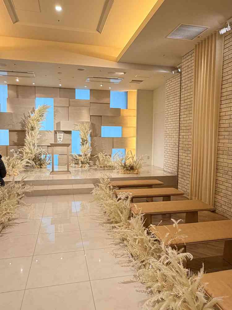 式場。全体として、デザインや造りにおいて簡素に感じられる部分がありました。素材や細部の表現に工夫が加