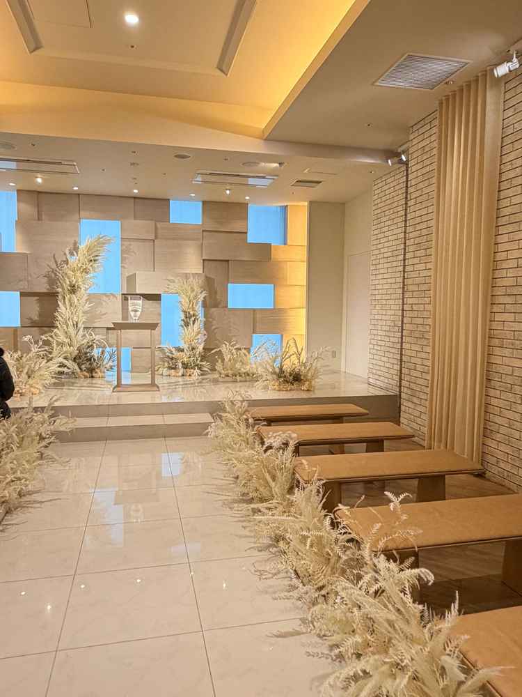 式場。全体として、デザインや造りにおいて簡素に感じられる部分がありました。素材や細部の表現に工夫が加