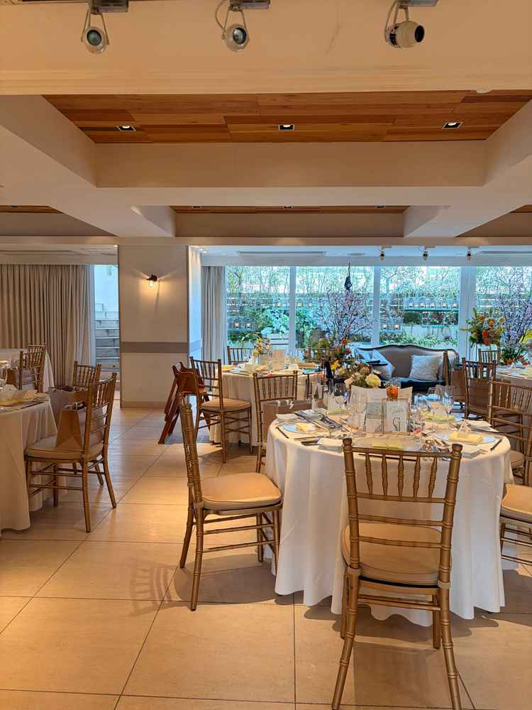 披露宴会場の写真です。自然光が入って明るい雰囲気でした。