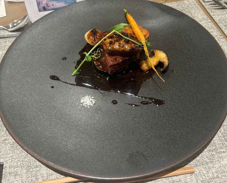 メインの牛フィレ肉とフォアグラのロッシーニ風。温度管理までこだわられているだけあり美味しかったです。