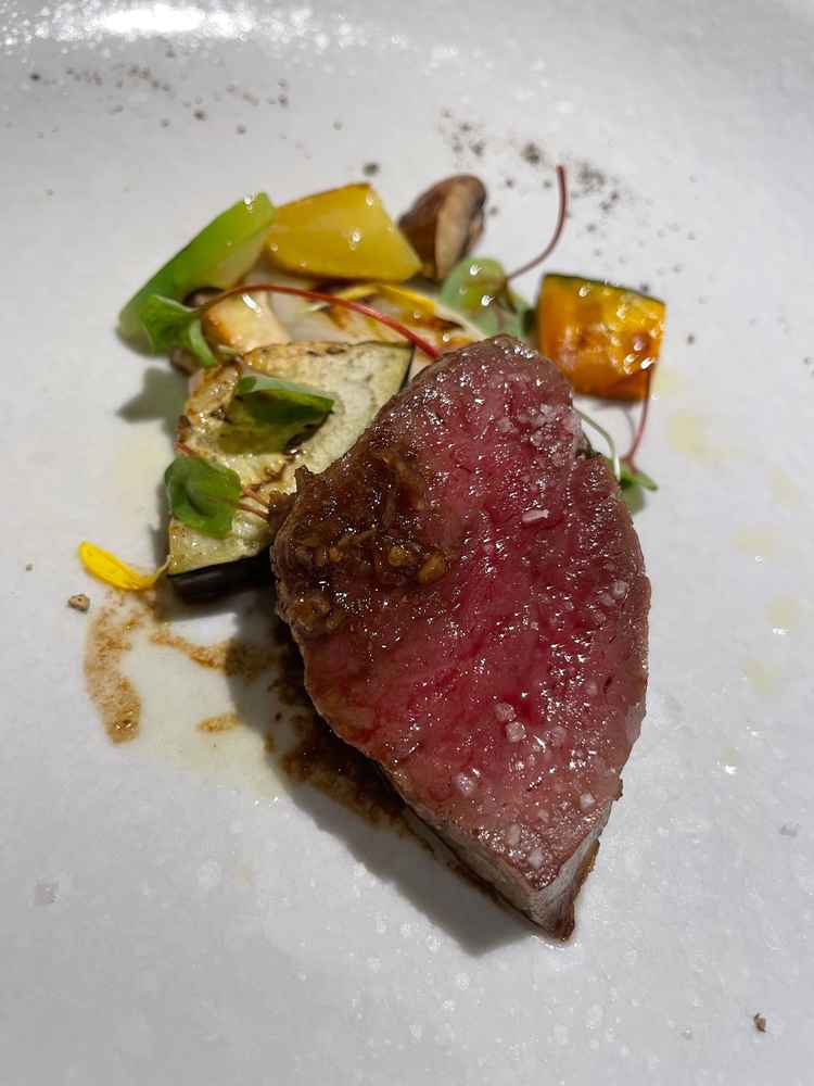 試食のお肉。見学した会場の中では1番美味しかった。他の料理も食べてはみたかったところ。