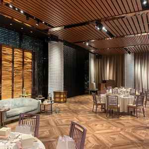 披露宴会場　新郎新婦席