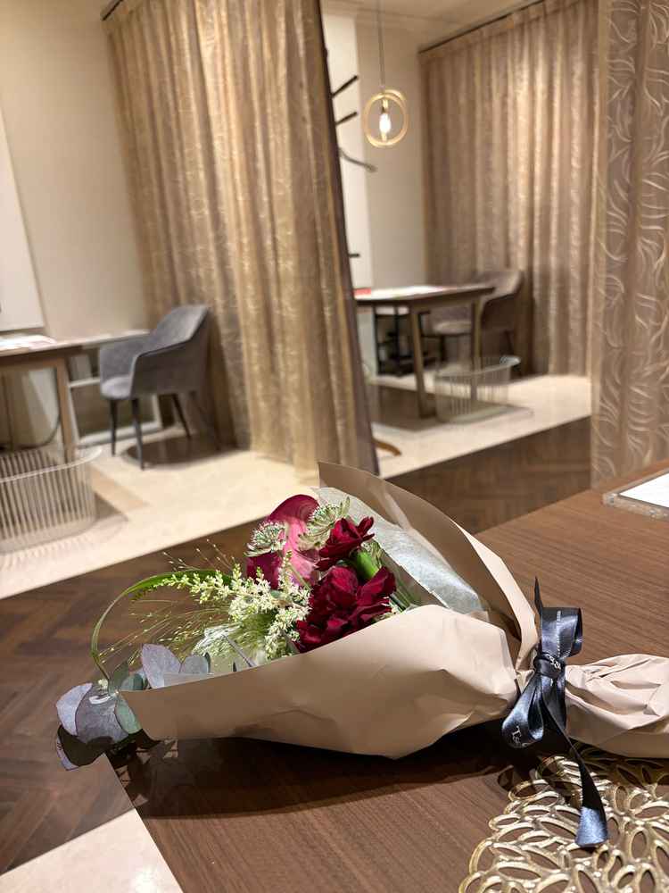 見学会の待合室。サプライズで花束まで準備していただきました。