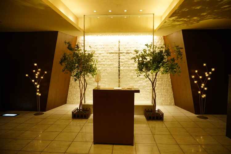 挙式会場の1つ目。背景に水が取り入れられており、涼しげな雰囲気だった。横幅が広くゆったりしていた。