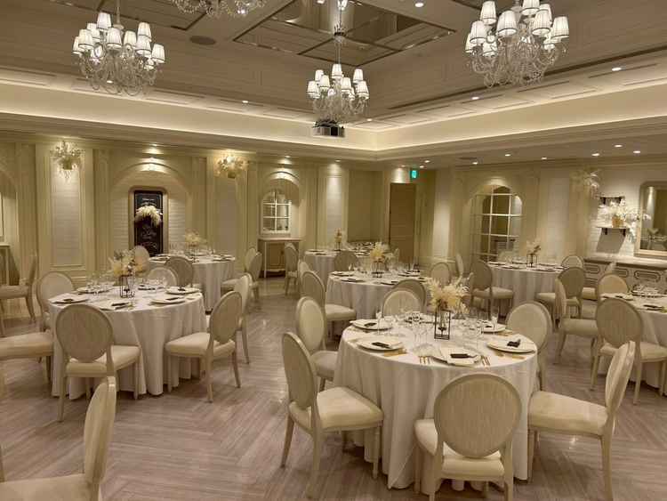 披露宴会場は丁度いい大きさで、綺麗でした。