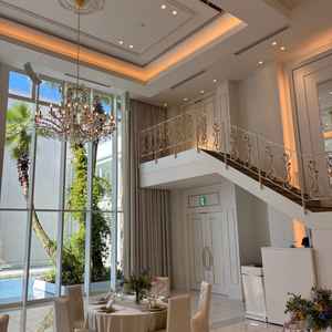 階段から降りて入場できる披露宴会場