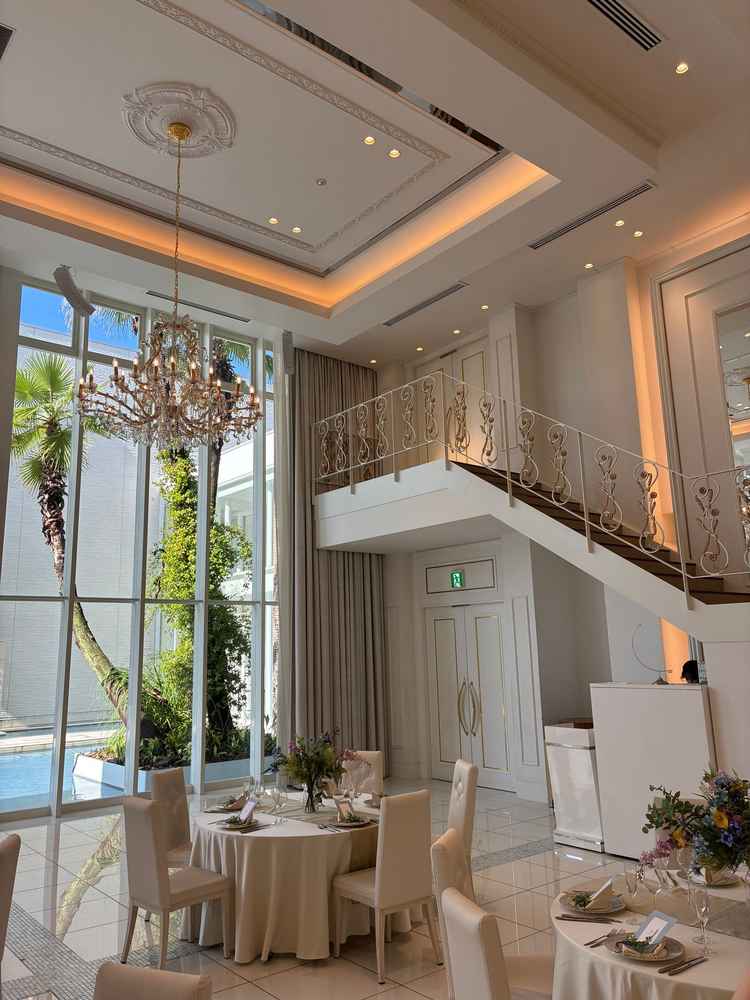 階段から降りて入場できる披露宴会場