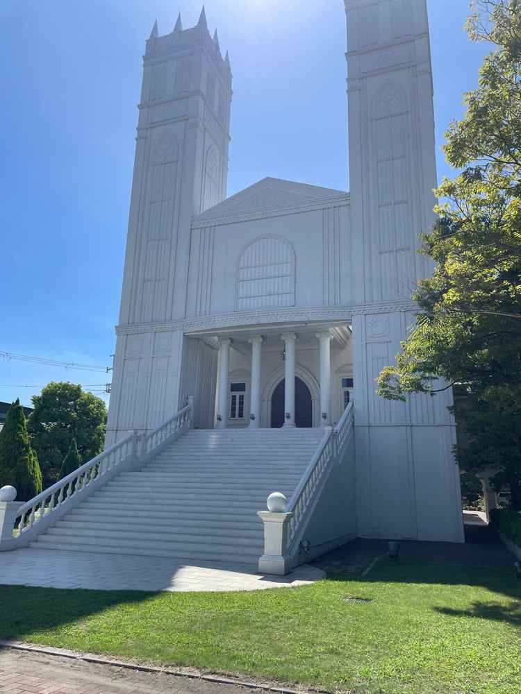 チャペルの外観。フラワーシャワーが映えそうな階段もあった。