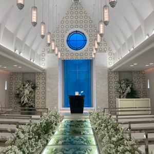 挙式会場は、歩く道がガラス張りになっていました。