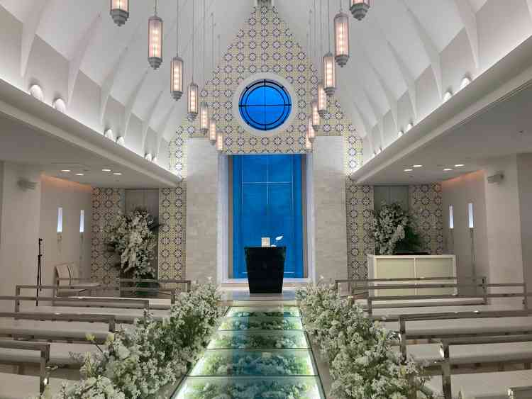 挙式会場は、歩く道がガラス張りになっていました。