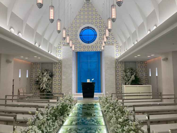 挙式会場は、歩く道がガラス張りになっていました。