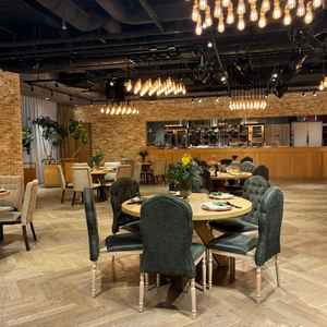 披露宴会場です。オープンキッチンでお料理を提供いただける