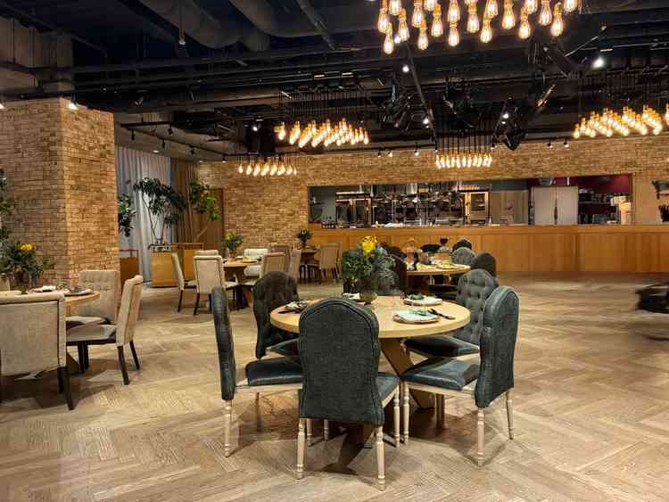 披露宴会場です。オープンキッチンでお料理を提供いただける