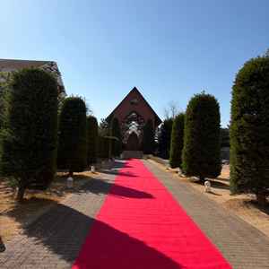 ガラスのチャペル前、バージンロード