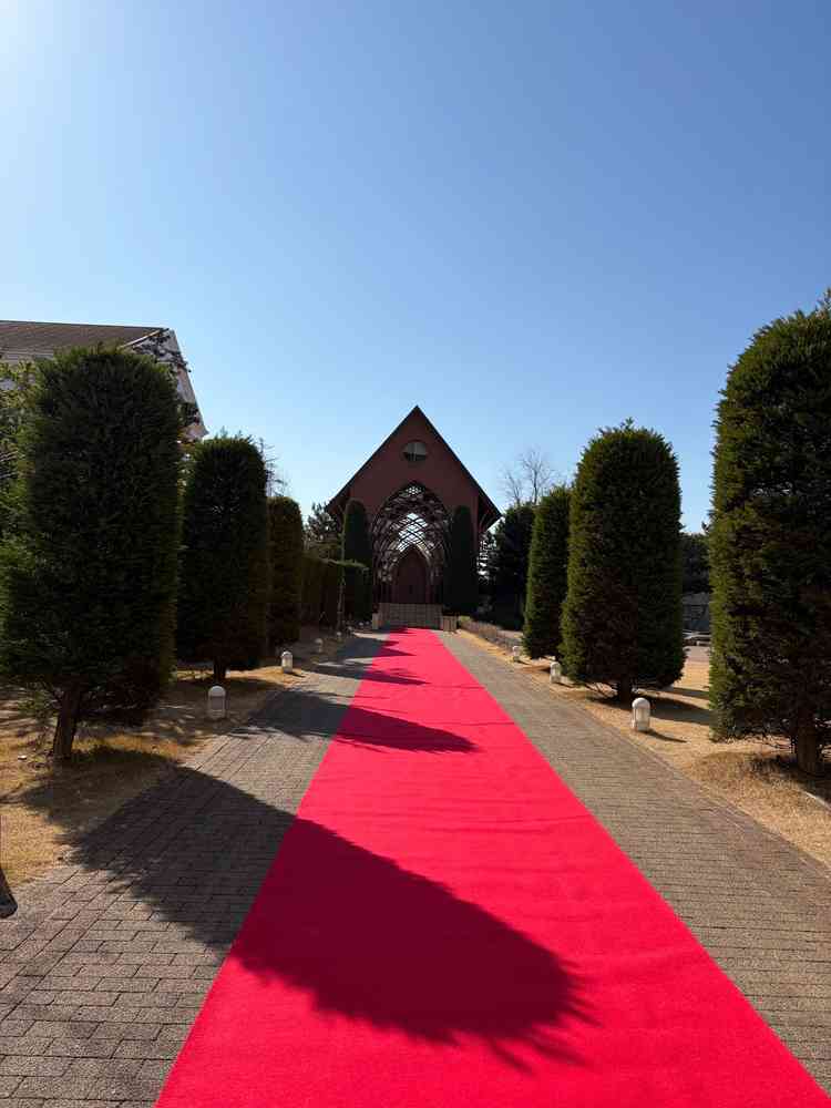 ガラスのチャペル前、バージンロード