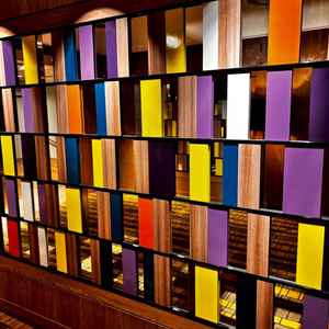 室内通路の写真です。カラフルでオレンジ色だけレザーを使用していると言われておりこだわりを感じました。