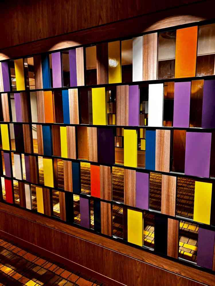 室内通路の写真です。カラフルでオレンジ色だけレザーを使用していると言われておりこだわりを感じました。