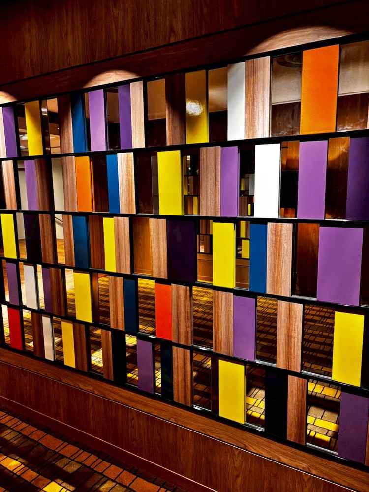 室内通路の写真です。カラフルでオレンジ色だけレザーを使用していると言われておりこだわりを感じました。