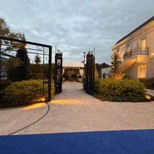 ロビーの外にあるスペース。椅子とテーブルもありゲスト同士が団欒できるみたいです。