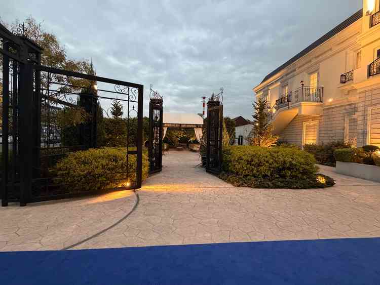 ロビーの外にあるスペース。椅子とテーブルもありゲスト同士が団欒できるみたいです。