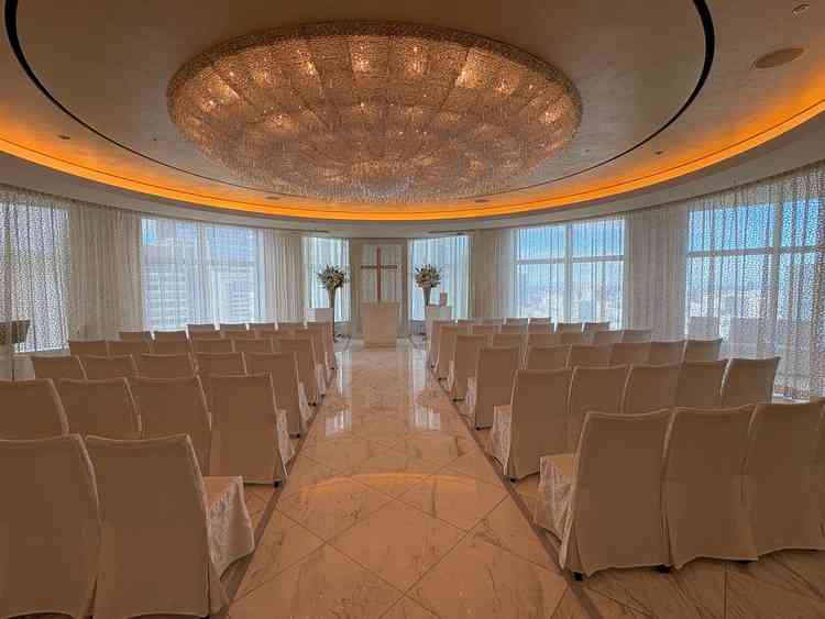 純白のチャペルで、高層階だったので突き出てる印象も持ち、とても綺麗でした