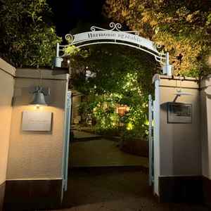 1邸貸切なので、当日は門扉、アプローチから装飾可能とのこと。表参道とは思えない落ち着いた周辺環境。