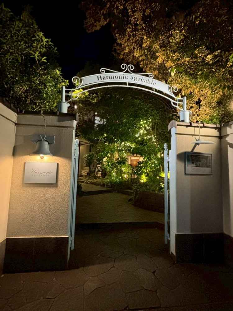 1邸貸切なので、当日は門扉、アプローチから装飾可能とのこと。表参道とは思えない落ち着いた周辺環境。