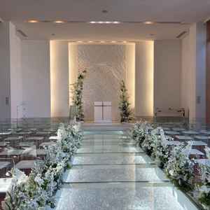 想像以上に綺麗なチャペルで解放的な印象。県内にはないクリスタルのバージンロードがとても魅力的でした。