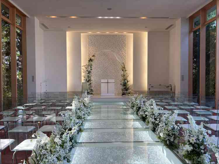 想像以上に綺麗なチャペルで解放的な印象。県内にはないクリスタルのバージンロードがとても魅力的でした。