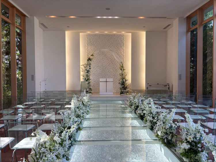 想像以上に綺麗なチャペルで解放的な印象。県内にはないクリスタルのバージンロードがとても魅力的でした。