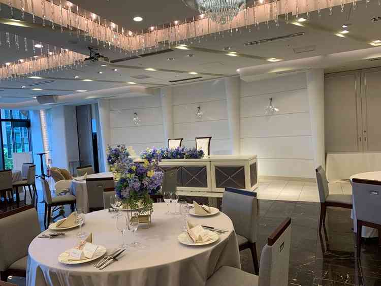 披露宴会場の後ろからメインテーブルを見た写真