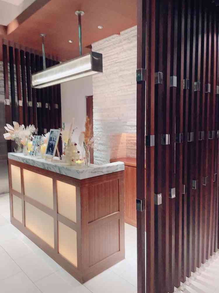 チャペル入り口すぐに受付がおり、2人の思い出や写真などウェルカムボードやグッズが飾れる。