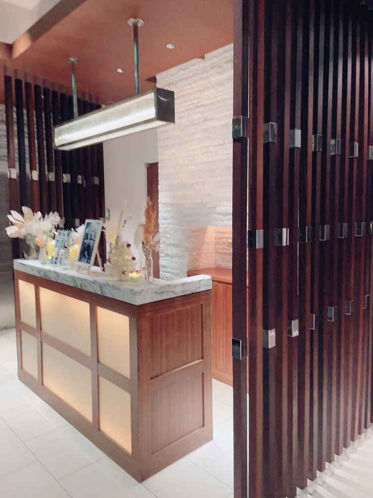 チャペル入り口すぐに受付がおり、2人の思い出や写真などウェルカムボードやグッズが飾れる。