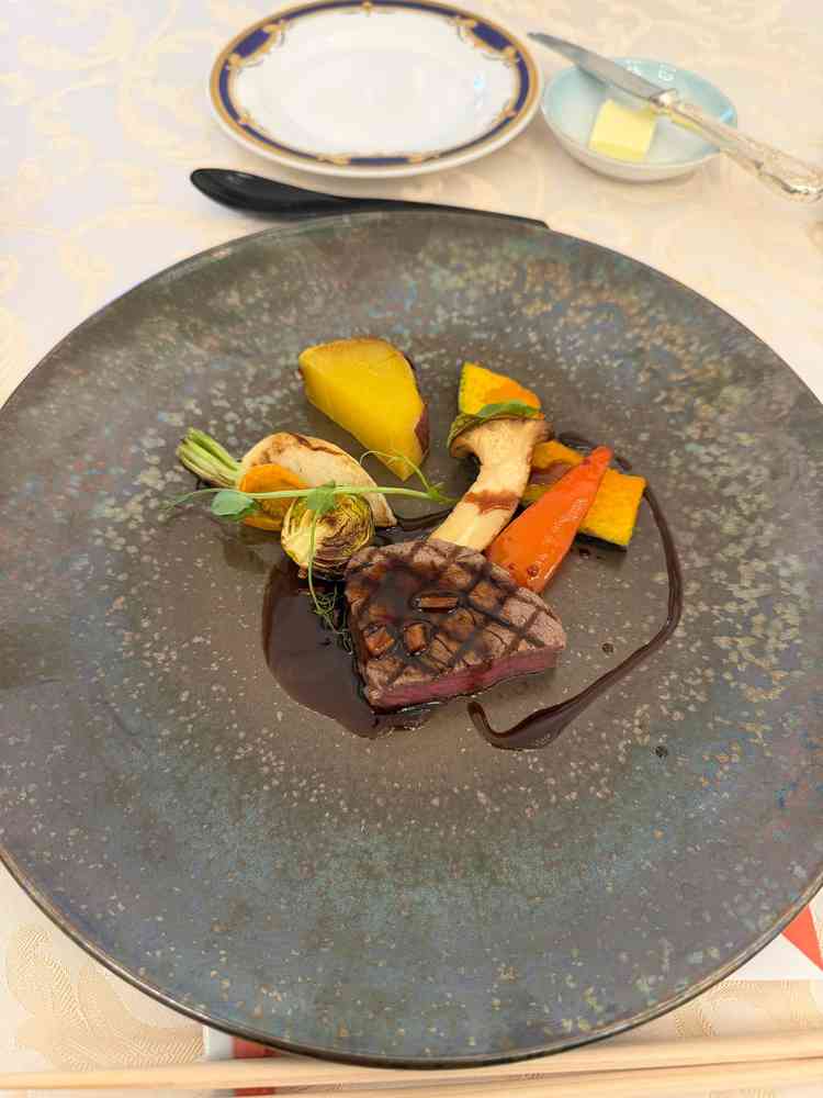 コースのメイン料理。お肉は柔らかく、付け合わせの野菜も自然な甘みがありとても美味しかったです。