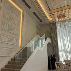 披露宴会場の階段で、お色直し後にここから登場すればドレスがより綺麗に見えるだろうと感じました。