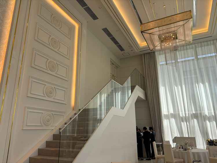 披露宴会場の階段で、お色直し後にここから登場すればドレスがより綺麗に見えるだろうと感じました。