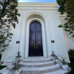 会場へ入る前にとても大きな扉がありました。現実と非現実を隔てることができると思いました。